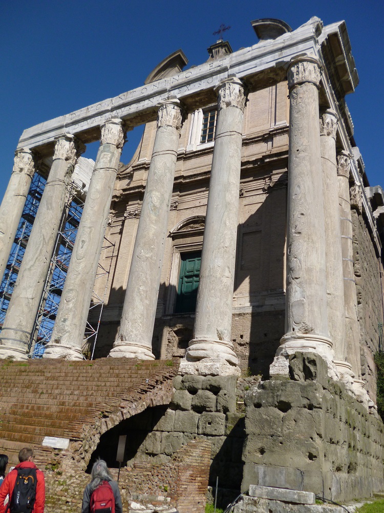 画像１０　アントニヌスとファウスティーナの神殿