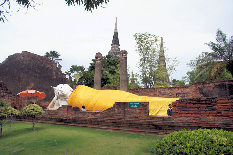 画像9　ワット・ヤイ・チャイ・モンコンの寝仏像